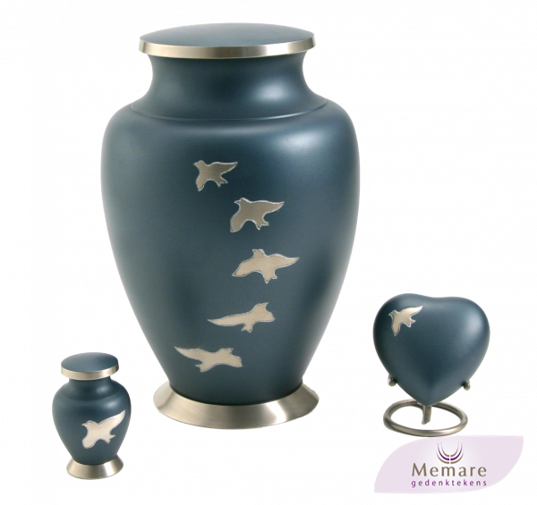 messing urn met vogels