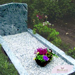 monument zonder voetstuk met omranding