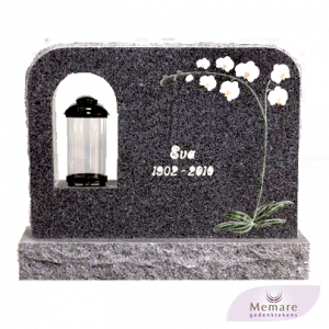 ruwe grafsteen met uitsparing en orchidee
