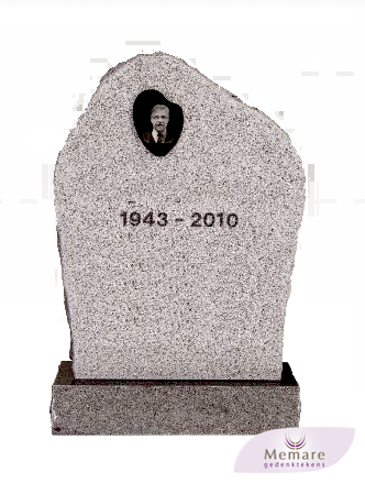 staande steen op voetstuk
