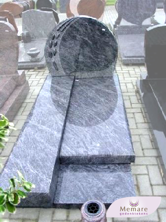 tombe met ronde letterplaat