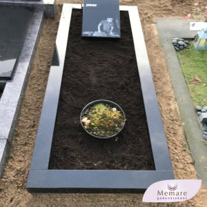 granieten monument met gelaserde foto
