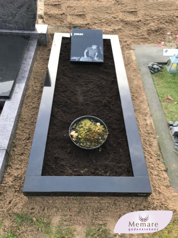 granieten monument met gelaserde foto